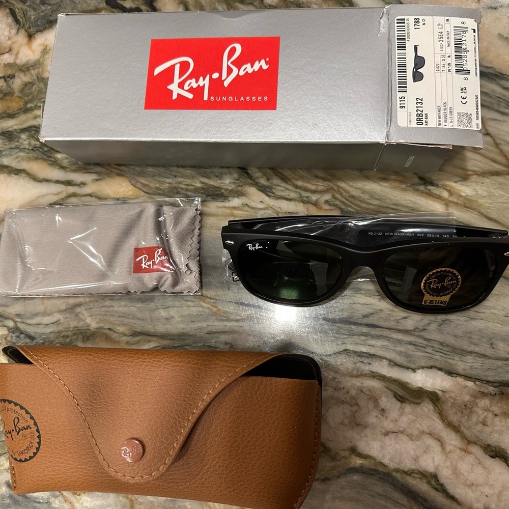 New in Box Ray-Ban Wayfarer Black Sunglasses
